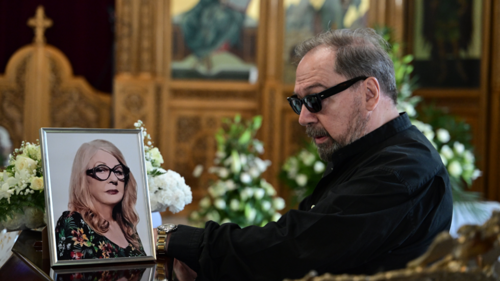 Ο Σταμάτης Φασουλής στην κηδεία της Άννας Παναγιωτοπούλου
